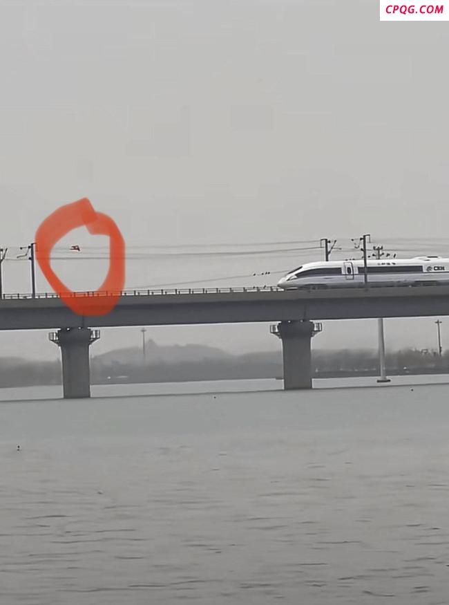 又见风筝挂接触网逼停高铁