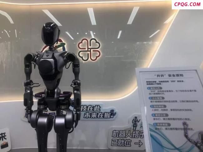 人形机器人入职上海世纪公园 智能互动新体验