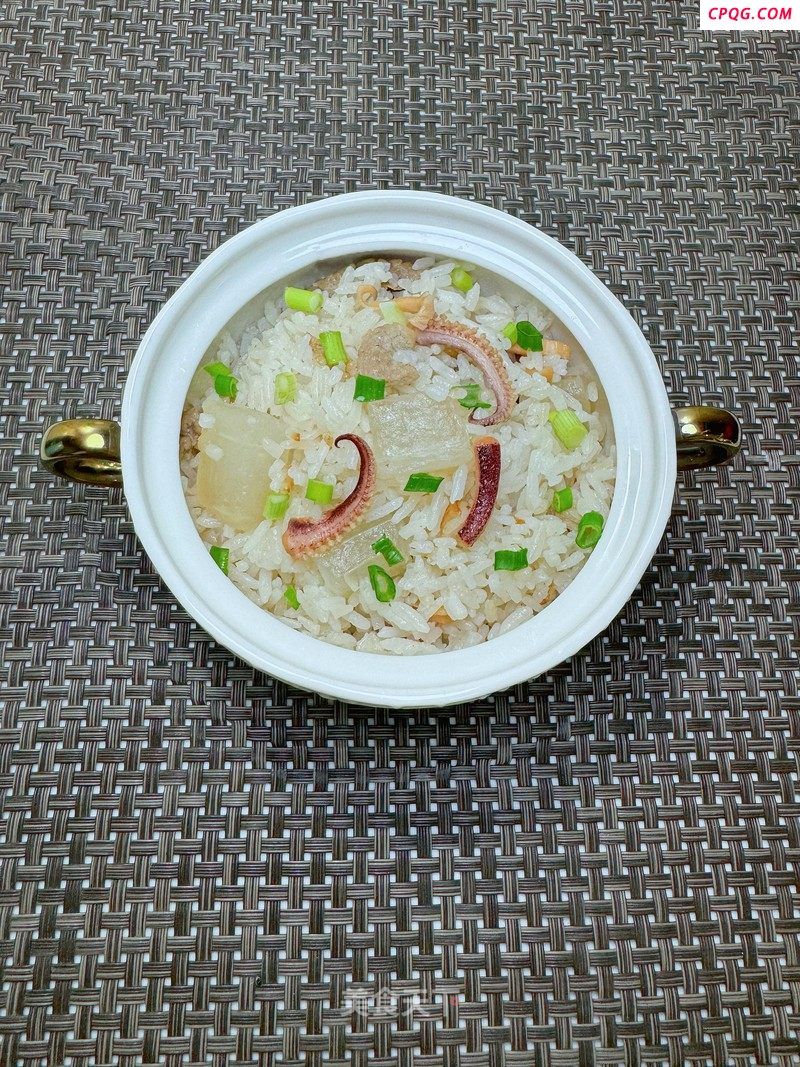 白萝卜干鱿鱼焖饭的做法