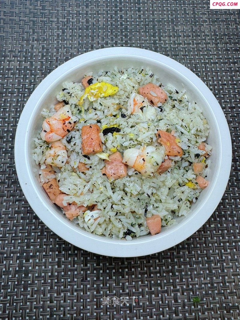 午餐肉虾仁紫菜炒饭的做法
