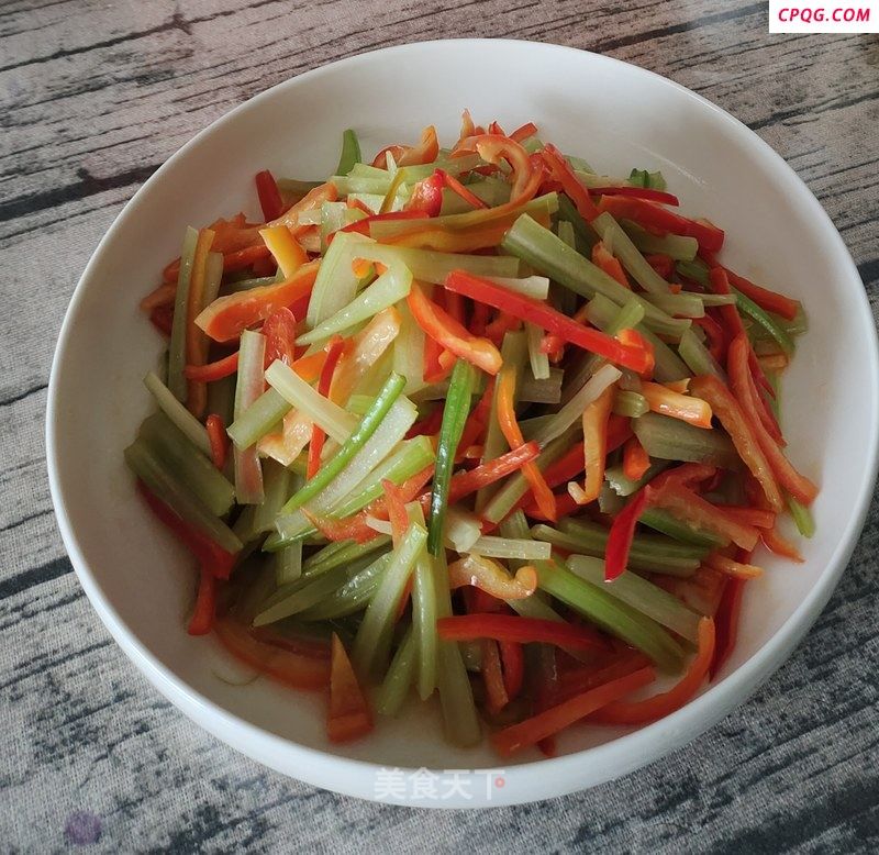 芹菜炒红尖椒的做法