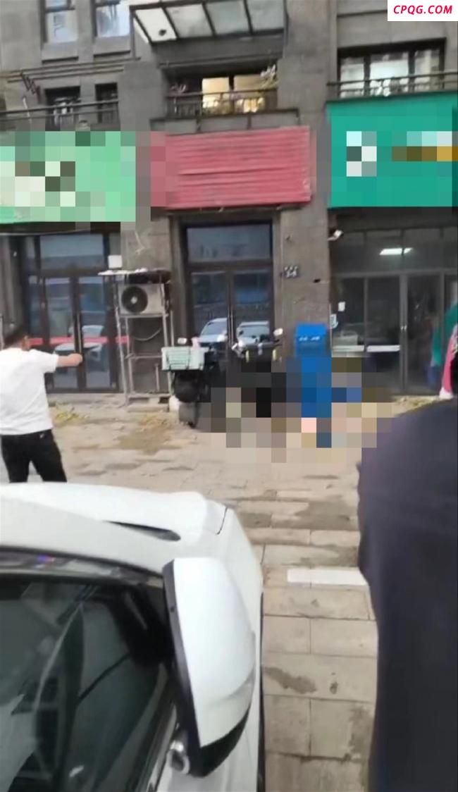 杭州一男孩坠楼 目击者称当时风很大