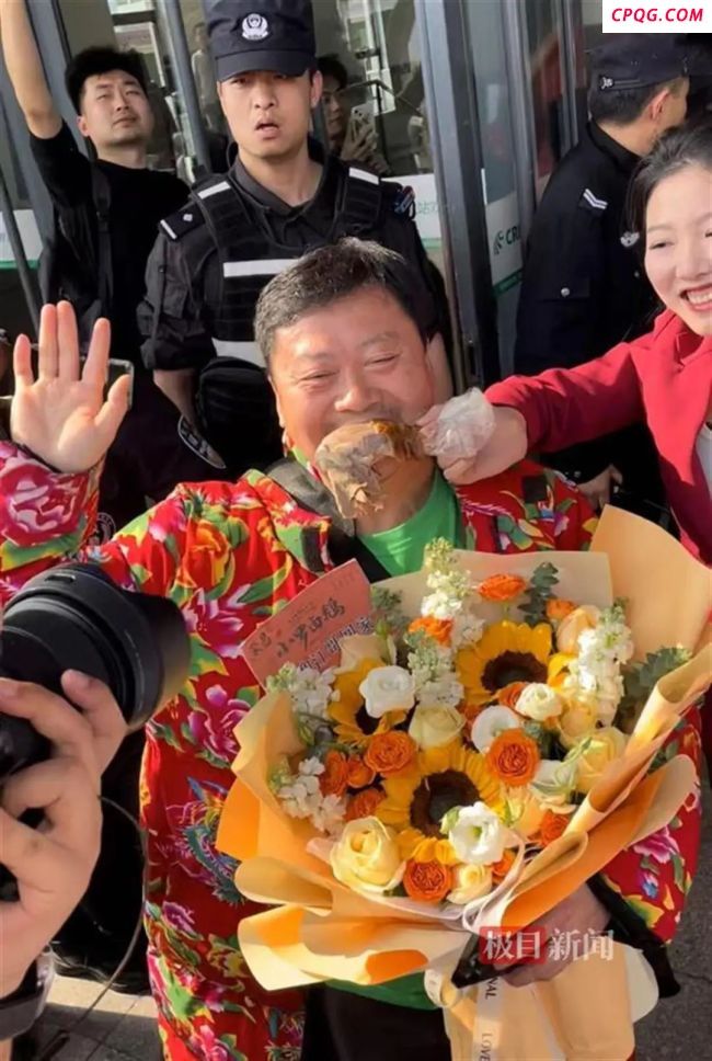卤鹅哥进商场挨个投喂粉丝 网红效应带动家乡美食出圈