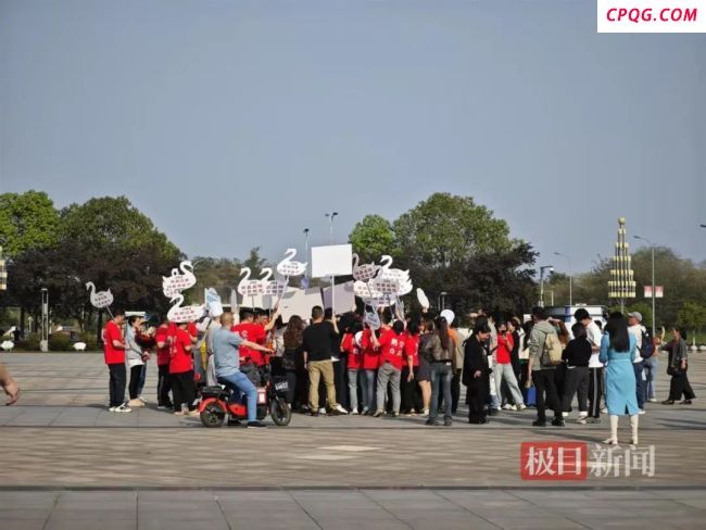 卤鹅哥进商场挨个投喂粉丝 网红效应带动家乡美食出圈