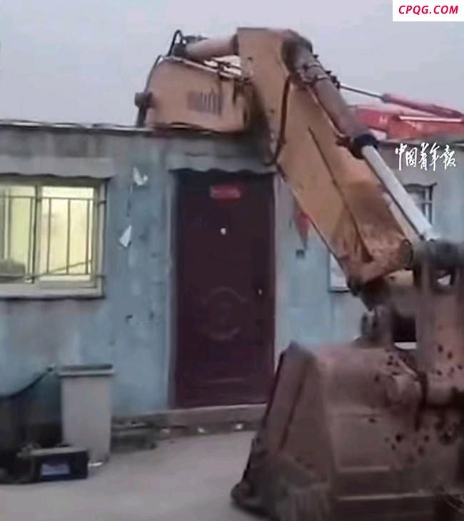 男子用挖掘机按住房顶防大风