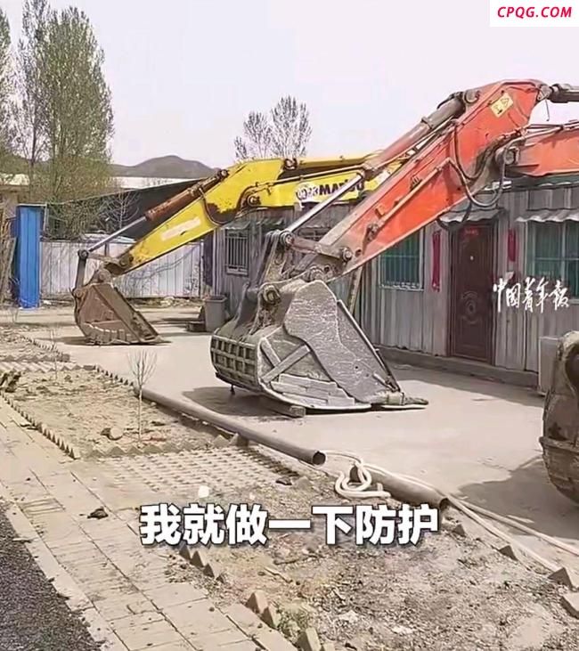 男子用挖掘机按住房顶防大风 硬核操作引热议