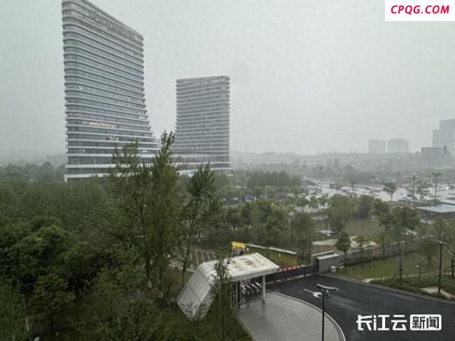 湖北多地遭遇冰雹雷雨大风