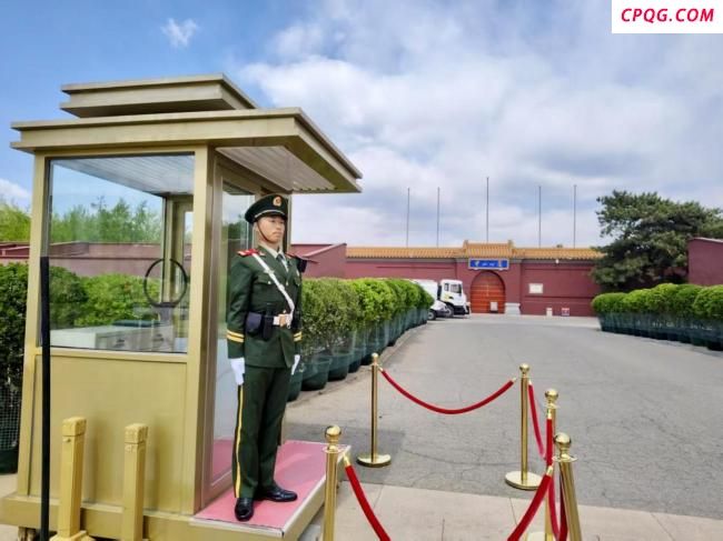 北京大风肆虐 天安门广场子弟兵用坚守诠释担当 铸就亮丽风景线