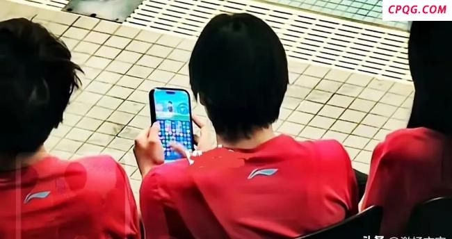 全红婵休息时间玩消消乐解压 赛场外的轻松一刻