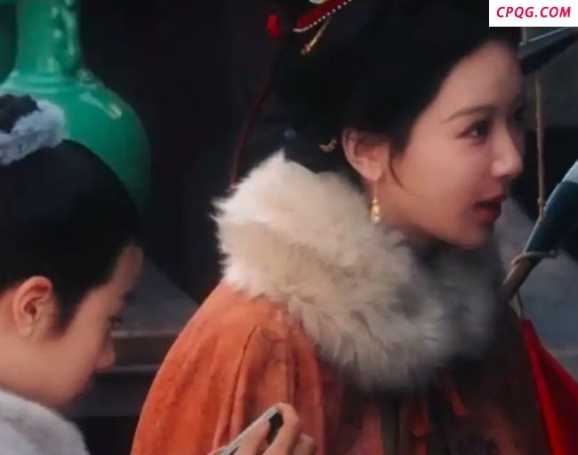 杨紫《家业》逛街路透，和美女们说说笑笑…
