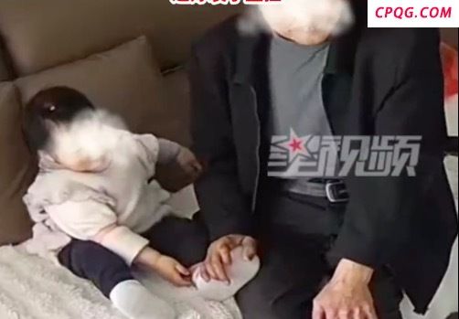 妈妈监控中发现孩子情绪异常查出脱臼：事后感觉很后怕