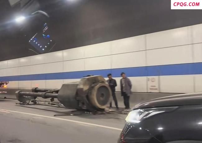 大型金属部件从货车上掉落 隧道交通受阻数小时