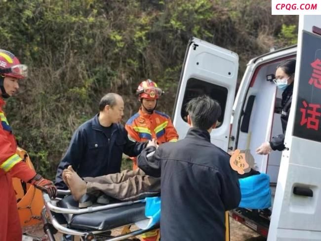 云南58岁男子坠崖五天后获救 警民合力救援