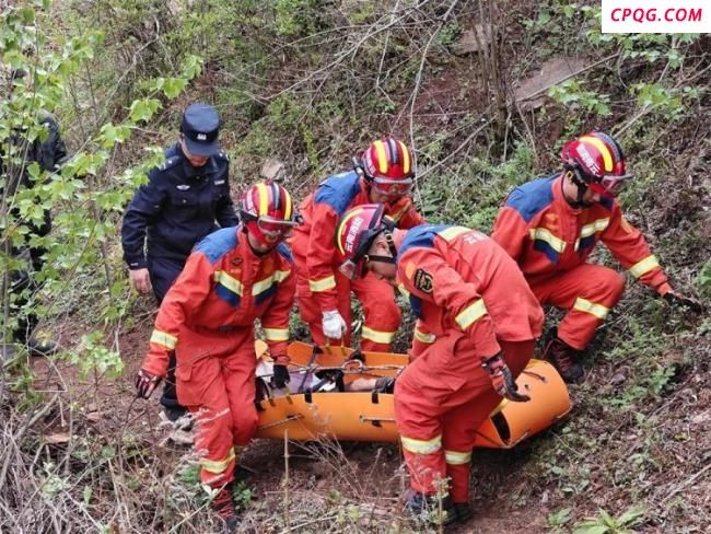 云南58岁男子坠崖五天后获救 警民合力救援