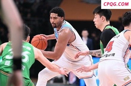新疆男篮外援劳森得到18分16板