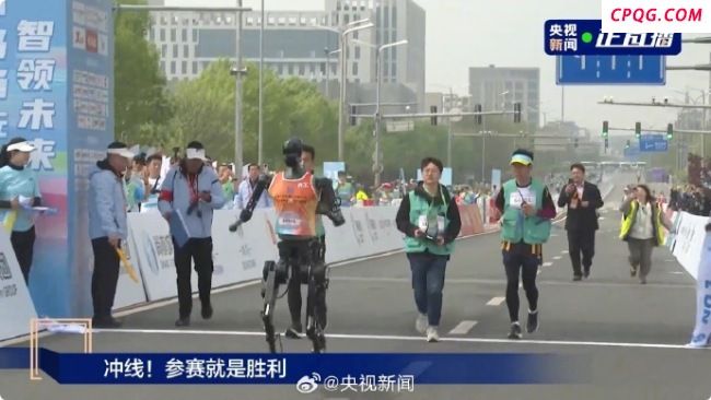 冲线！“天工”夺得全球首个人形机器人半马冠军
