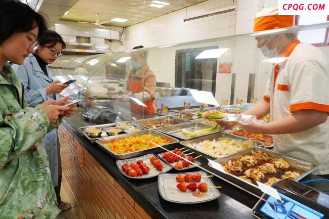 学校食堂聘请学生的家长掌勺掌厨
