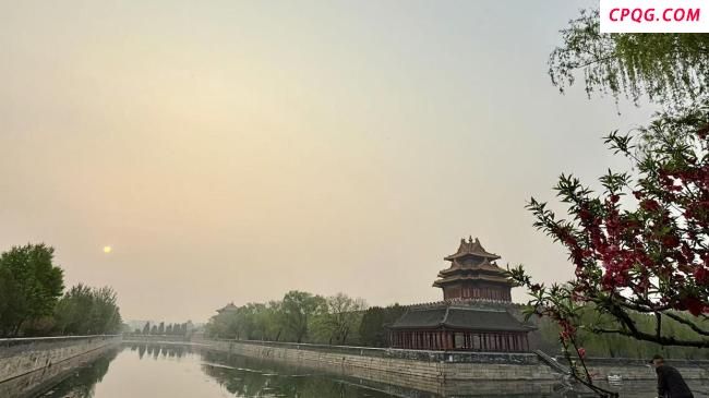 北京今天多云，阵风四五级，最高气温24℃，明天有降雨