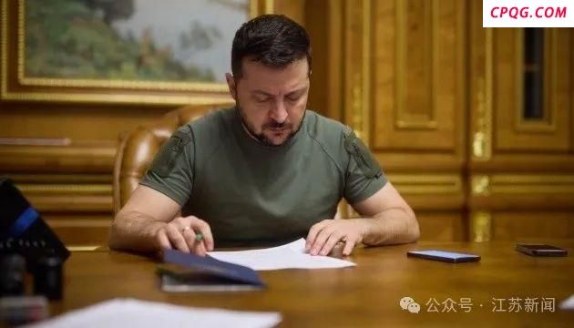 乌总统签署法令延长战时状态
