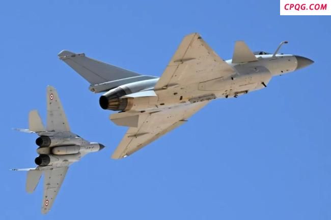 中埃“文明之鹰-2025”空军联合训练首个训练日 中方运油-20等亮相 战鹰列阵展雄姿