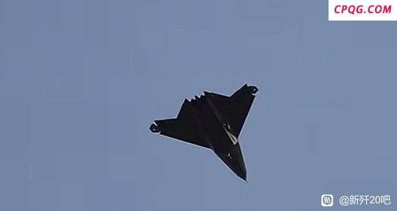沈六代再度升空，一掠而过期间，全动翼尖正在下摆转动