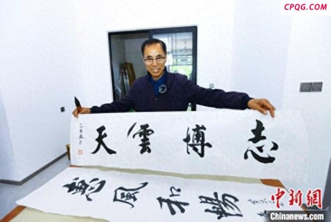航天员陈中瑞带三幅太空墨宝出差