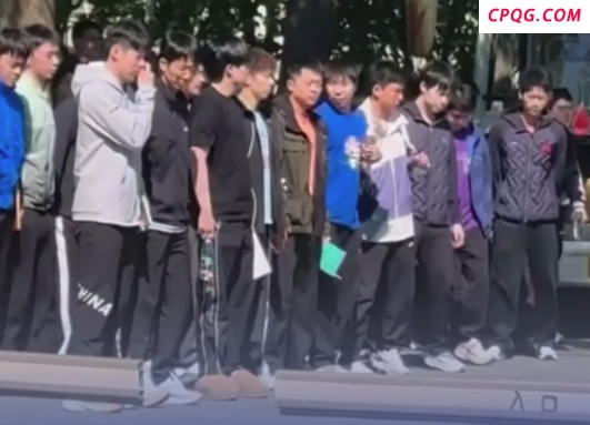王楚钦“四季混搭风”又上身了！网友：寒从脚起，哥是懂养生的