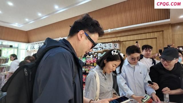 韩媒记者团熊猫谷“扫货” 盛赞中国购物超便捷