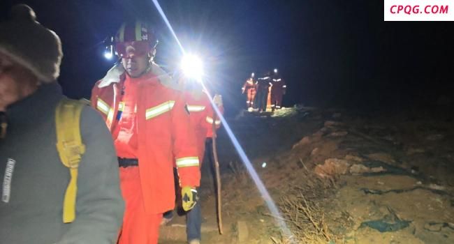 爬灵山被困消防员冒大风营救 夜间登山风险高