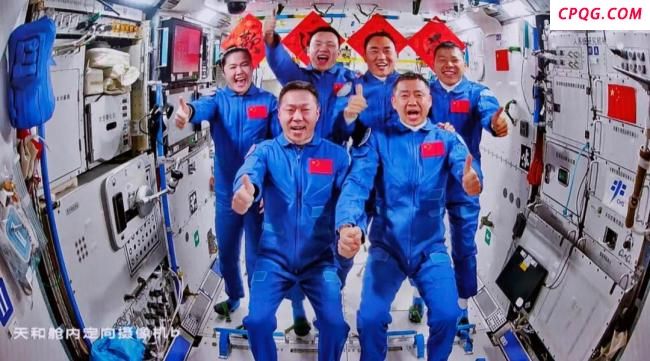 航天员乘组拍下“太空全家福”