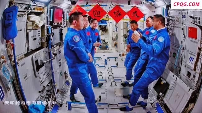 航天员乘组拍下“太空全家福” 中国航天第6次“太空会师”