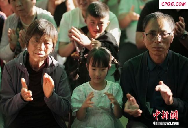 航天员家乡父老看神二十发射 儿行千里母担忧