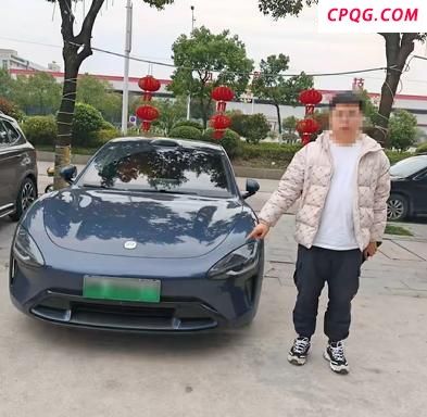 男子开小米SU7狂飙还单手拍视频