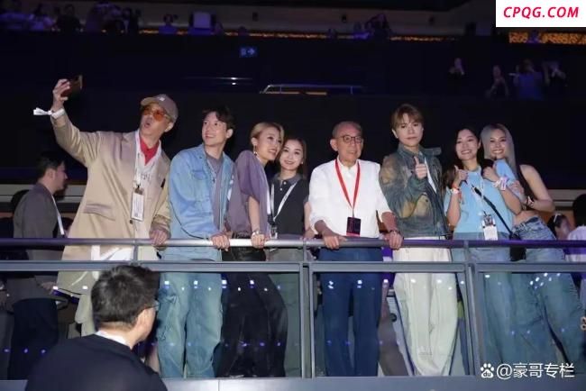 73岁狄波拉携老公捧场谢霆锋演唱会 真挚情感打动人心