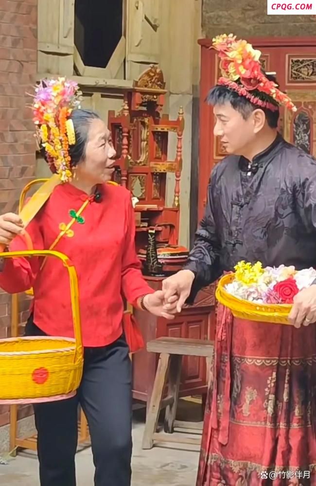 吴奇隆现身泉州体验簪花文化
