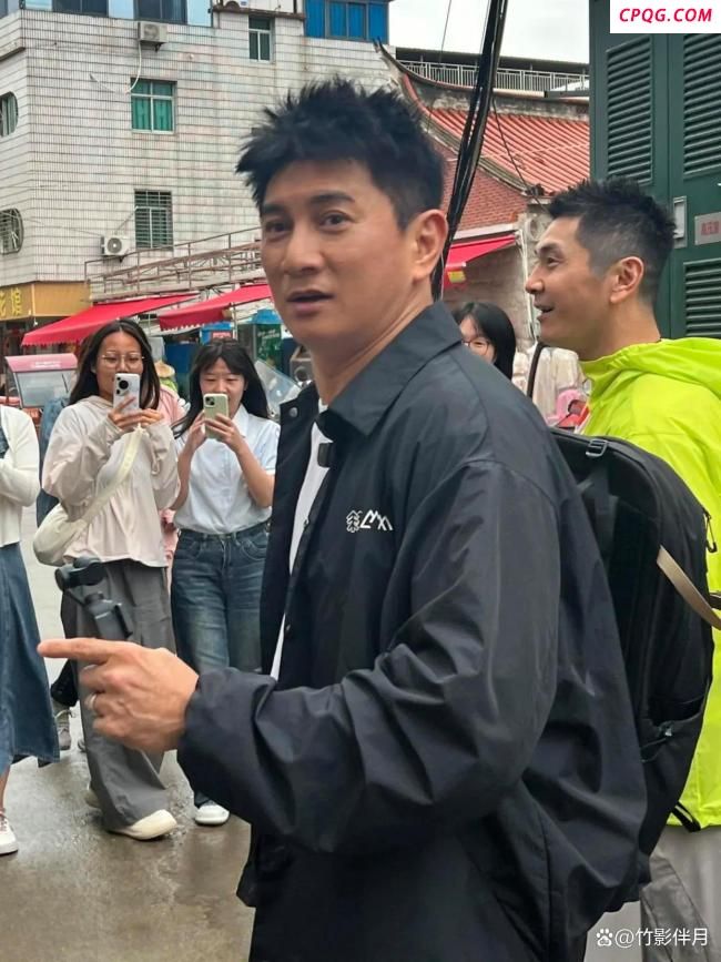 吴奇隆现身泉州体验簪花文化 传统文化的温暖传递者