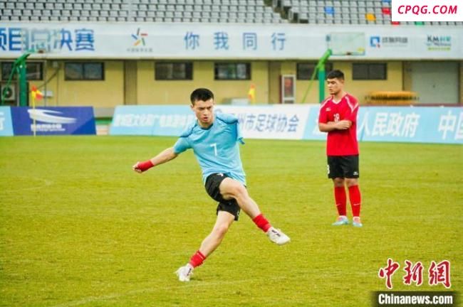18岁独臂少年绿茵场秀操作 逐梦赛场