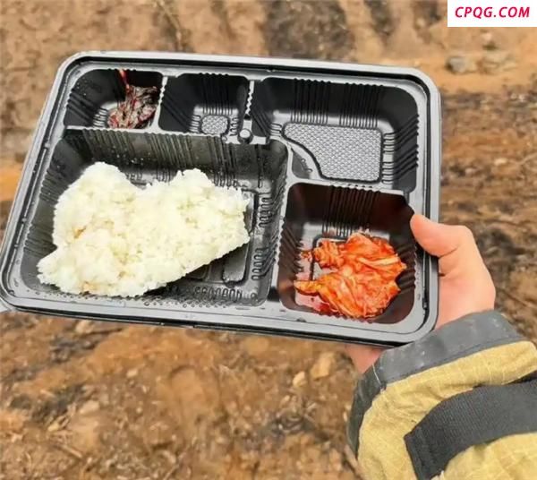 韩国残运会盒饭只有青椒泡菜引争议 简陋餐食遭抨击