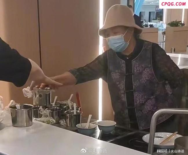 刘强东母亲现身京东食堂煮饺子 展现勤俭家风