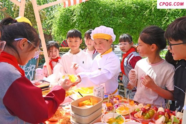 江苏睢宁：校园上演“厨王争霸赛”