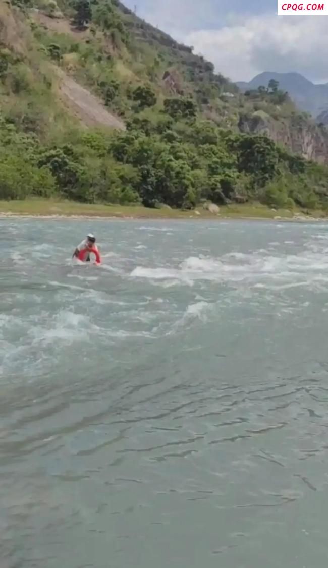 河道涨水致多人被困 有人救人遇难