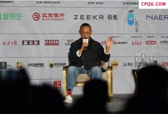 姜文说年轻人多用脑子少用手机 激发创作潜能