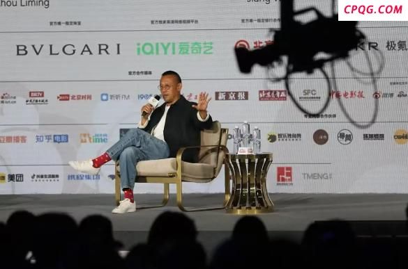 姜文说年轻人多用脑子少用手机