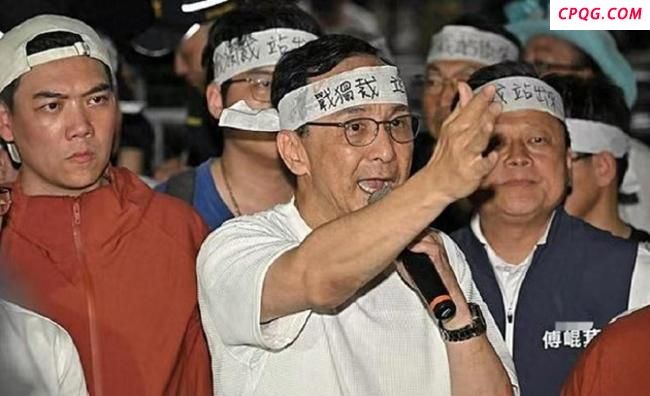 台民众冒雨走上街头抗议赖清德当局