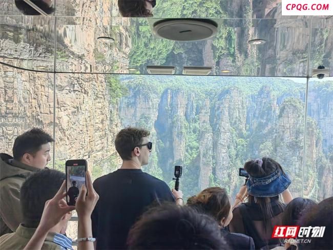 埃文·凯尔打卡张家界 探索奇山异水之美