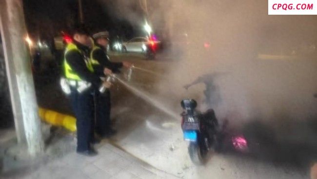 电动自行车街头自燃 消防3分钟扑灭
