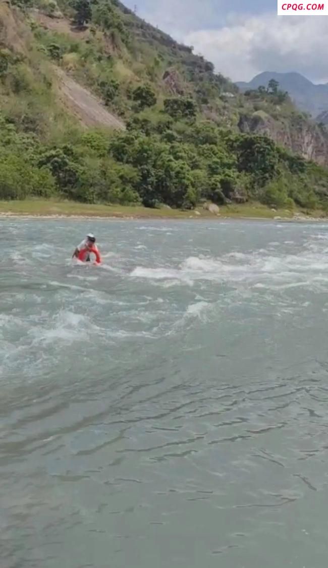 高校保卫科长等人因救人遇难 英勇行为感动众人