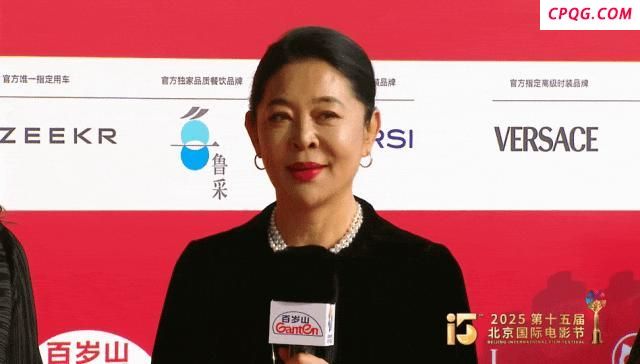 马丽北影节闭幕红毯状态 温婉星光裙亮眼