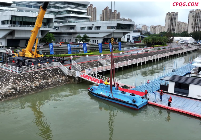 全球首艘高速可潜无人艇蓝鲸号下水 探索海洋新利器