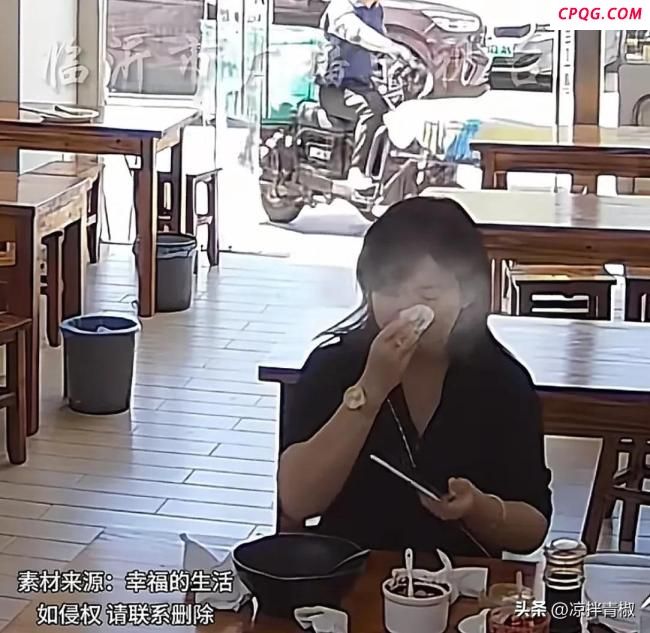 女子将鼻涕纸塞进餐馆辣椒油瓶 而后若无其事离开
